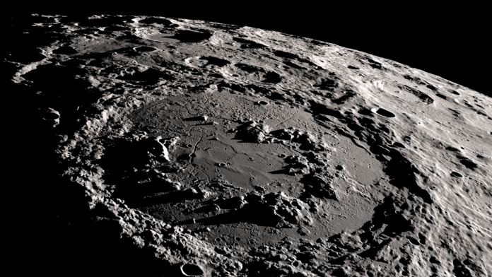 Затененные участки на Луне моложе и, вероятно, содержат меньше воды | New-Science.ru