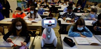 В Японии детям позволят отправлять в школу вместо себя специальных роботов В Японии детям позволят отправлять в школу вместо себя специальных роботов