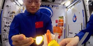 Видео: Китайские космонавты зажигают спичку на борту своей станции | New-Science.ru Видео: Китайские космонавты зажигают спичку на борту своей станции | New-Science.ru