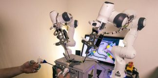 В Швейцарии разработали робохирурга, которым управляют руками и ногами В Швейцарии разработали робохирурга, которым управляют руками и ногами