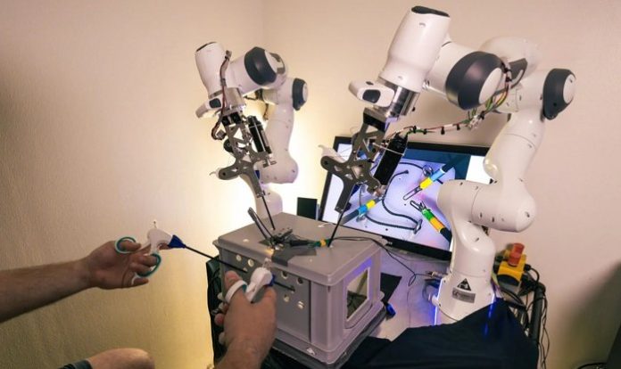 В Швейцарии разработали робохирурга, которым управляют руками и ногами