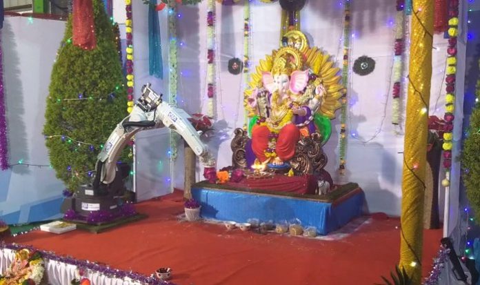 Ритуальные роботы бросают вызов верующим людям в поклонении божествам