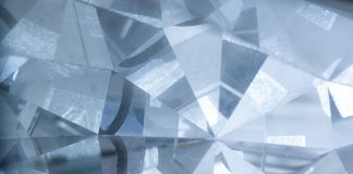 Искаженные кристаллы имитируют черные дыры и отклоняют свет с помощью «псевдогравитации» | New-Science.ru Искаженные кристаллы имитируют черные дыры и отклоняют свет с помощью «псевдогравитации» | New-Science.ru