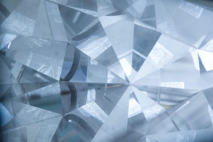 Искаженные кристаллы имитируют черные дыры и отклоняют свет с помощью «псевдогравитации» | New-Science.ru