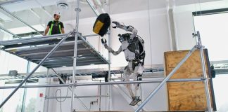 Boston Dynamics показала новые трюки, которым научила робота Atlas Boston Dynamics показала новые трюки, которым научила робота Atlas