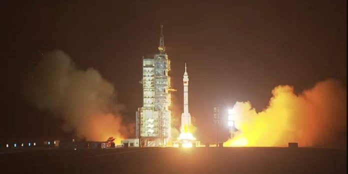 Экипаж корабля «Шэньчжоу-18» отправился к китайской космической станции | New-Science.ru