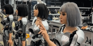 По сети разошлось жутковатое видео с китайской фабрики роботов По сети разошлось жутковатое видео с китайской фабрики роботов