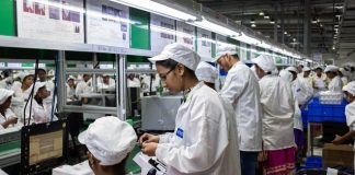 Apple потратила миллионы долларов, но не смогла заменить людей роботами Apple потратила миллионы долларов, но не смогла заменить людей роботами