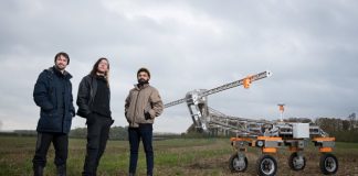 Команда роботов-фермеров эффективно истребляет сорняки электрическими разрядами Команда роботов-фермеров эффективно истребляет сорняки электрическими разрядами