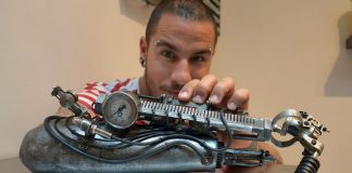 Татутировщик, потерявший руку, сделал протез в виде тату-машинки Татутировщик, потерявший руку, сделал протез в виде тату-машинки