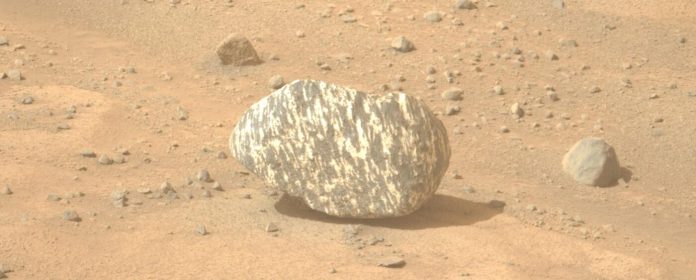 Марсоход НАСА обнаружил удивительный «камень-зебру», не похожий ни на один другой | New-Science.ru