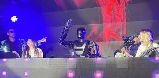 Военный робот Phantom работает диджеем в ночном клубе Сан-Франциско Военный робот Phantom работает диджеем в ночном клубе Сан-Франциско