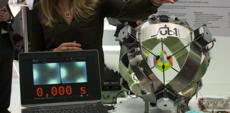 Робот бьет очередной рекорд сборки кубика Рубика Робот бьет очередной рекорд сборки кубика Рубика