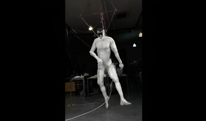 Жутковатый гуманоидный робот от Clone Robotics — весьма дотошная имитация человека