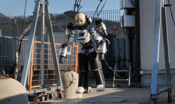 Итальянский робот-спасатель с джетпаком уже умеет стабильно взлетать и зависать в воздухе