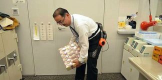 В японских банках появился роботизированный экзоскелет для переноса денег В японских банках появился роботизированный экзоскелет для переноса денег