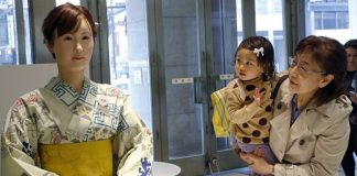 Женщина-робот будет приветствовать посетителей универмага в Токио Женщина-робот будет приветствовать посетителей универмага в Токио