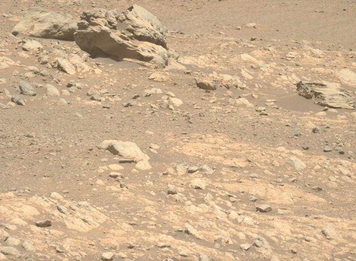 Марсоход Perseverance обнаружил на Марсе еще один странный камень | New-Science.ru