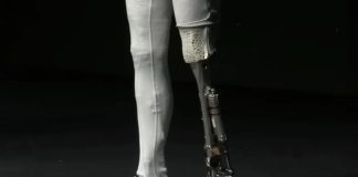 Компания Xpeng вскрыла своего робота Iron прямо на сцене, чтобы показать его начинку Компания Xpeng вскрыла своего робота Iron прямо на сцене, чтобы показать его начинку