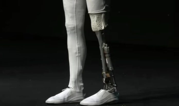 Компания Xpeng вскрыла своего робота Iron прямо на сцене, чтобы показать его начинку