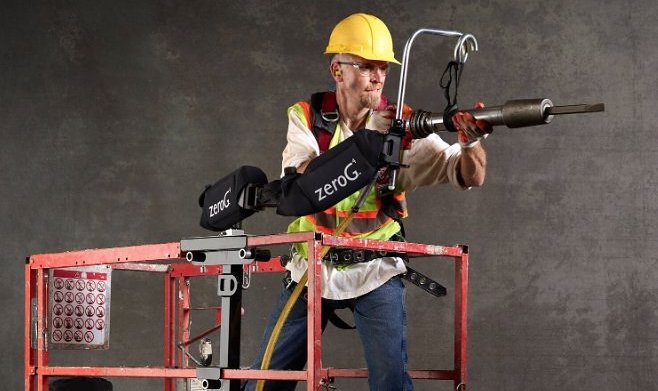 Рабочий в роботизированном жилете