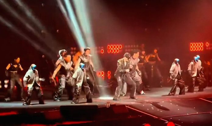 Китайские роботы G1 выступили на сцене в качестве подтанцовки крупного музыкального шоу