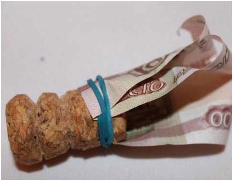 oborachivaem-poluchivshijsja-lepestok-vokrug-probki