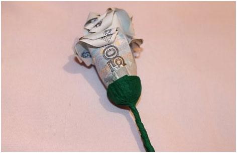 skruchivaem-zelenuju-bumagu-vokrug-shpazhki