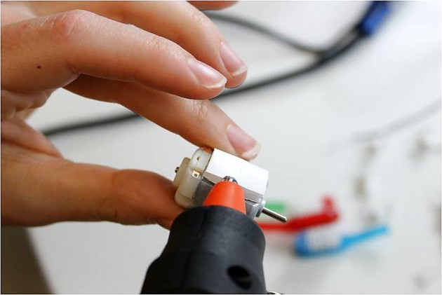 Прикрепляем батарейку Прикрепляем батарейку