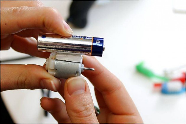 Прикрепляем батарейку Прикрепляем батарейку