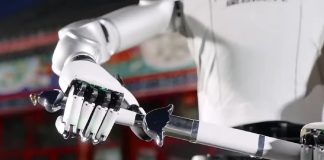 Китайского робота Robotera L7 обучили искусству владения мечом Китайского робота Robotera L7 обучили искусству владения мечом