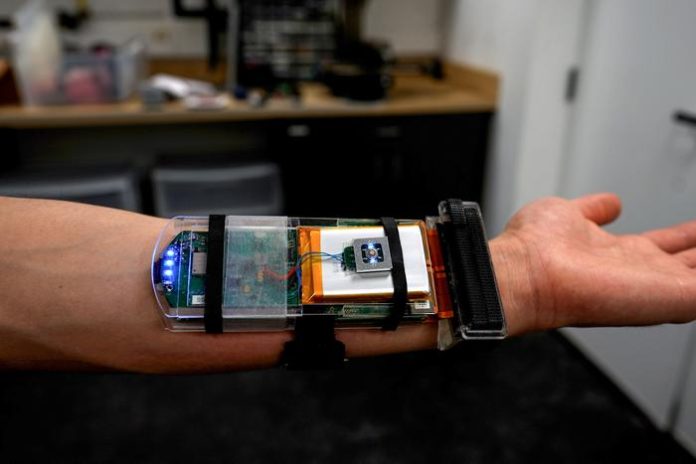 Инженеры MIT создали умный браслет, управляющий роботизированными руками с помощью естественных движений | New-Science.ru