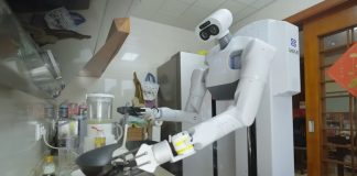 Первый в мире робот-домохозяйка приступил к работе Первый в мире робот-домохозяйка приступил к работе