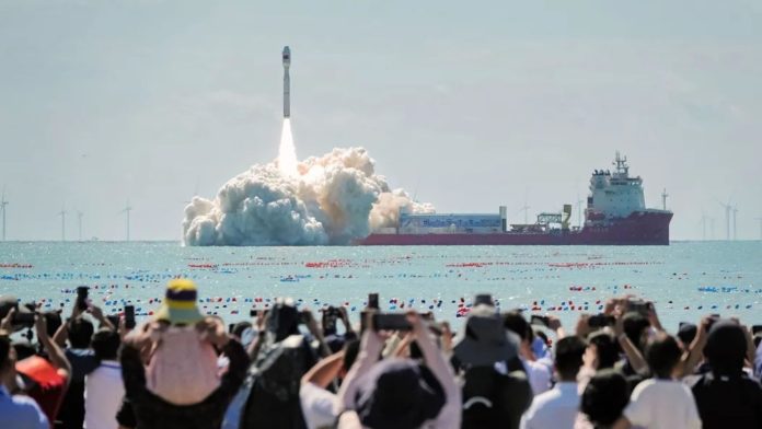 Китай готовится к историческому запуску ракеты с баржи в международных водах | New-Science.ru