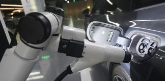 Робот BYD будет одновременно подкачивать шины и заряжать АКБ электромобилей Робот BYD будет одновременно подкачивать шины и заряжать АКБ электромобилей