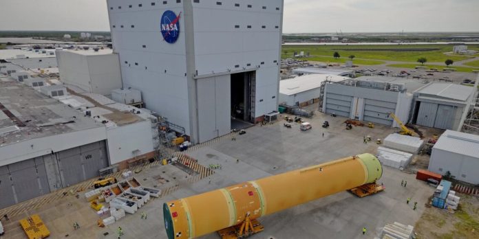 Новая веха в освоении Луны ступень SLS для «Артемиды-3» отправилась к месту финальной сборки | New-Science.ru