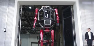 Unitree показала пилотируемого робота-трансформера GD01 Unitree показала пилотируемого робота-трансформера GD01