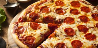 Компания Little Caesars запатентовала робота, который делает идеальную пиццу Компания Little Caesars запатентовала робота, который делает идеальную пиццу