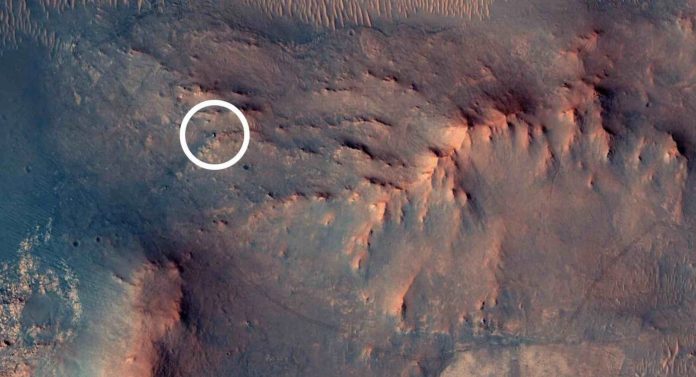 Орбитальный аппарат NASA сфотографировал марсоход Perseverance на поверхности Марса | New-Science.ru