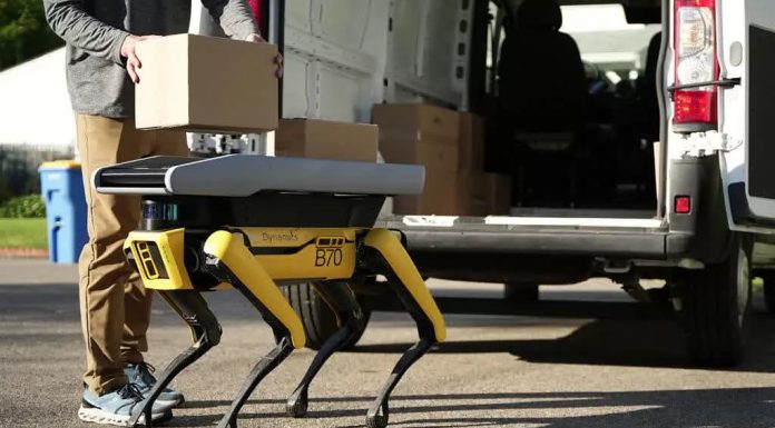 Знаменитый робопес Spot от Boston Dynamics готовится стать разносчиком посылок Знаменитый робопес Spot от Boston Dynamics готовится стать разносчиком посылок