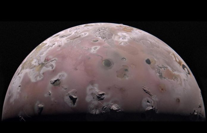 Зонд NASA впервые заглянул под поверхность спутника Ио и обнаружил там неожиданный источник мощного нагрева | New-Science.ru